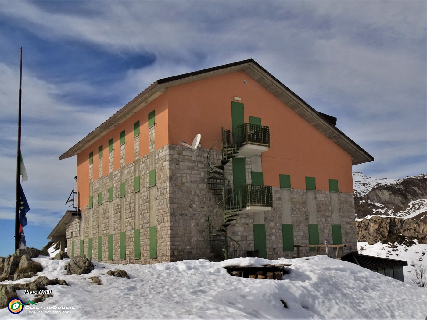 43 Ci accomodiamo al Rif. Calvi (2006 m)  anche per un buon pranzetto...al sacco.JPG